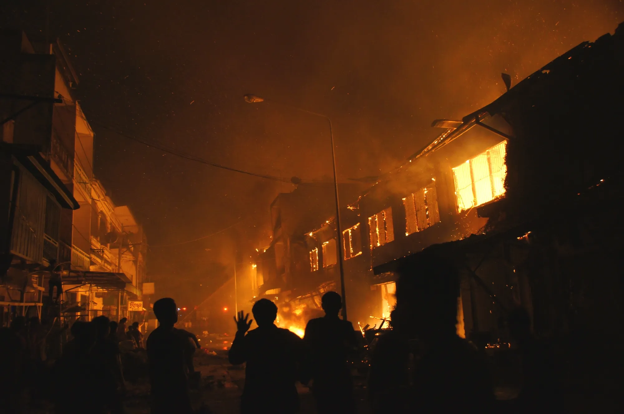 ゴミ屋敷の火事リスクとは?火災原因・防止策・家族ができる対応まで解説