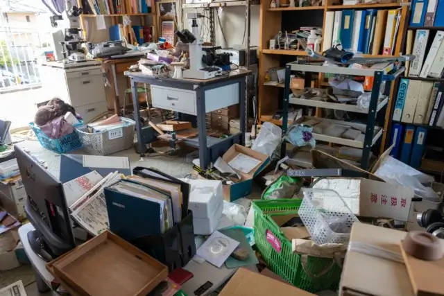 異臭や虫が発生しているゴミ屋敷の撤去はどうすればいい？