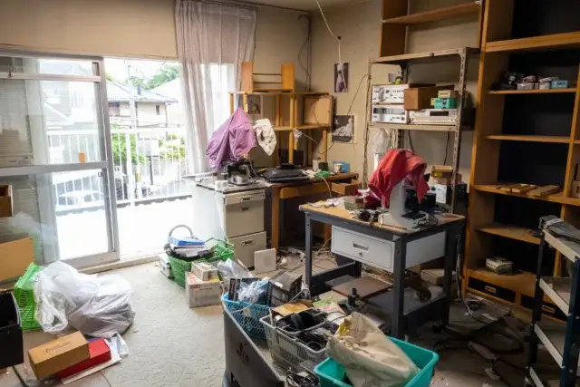 ゴミ屋敷レベル2：生活動線が狭まり、水回りに汚れが蓄積した段階