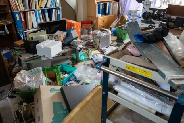 ゴミ屋敷レベル4：床が完全に埋まり、構造物にも影響が出始めた段階